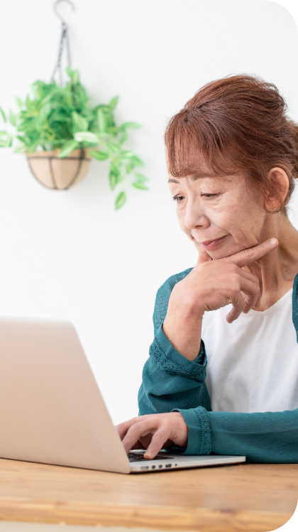 女性がPCを見る