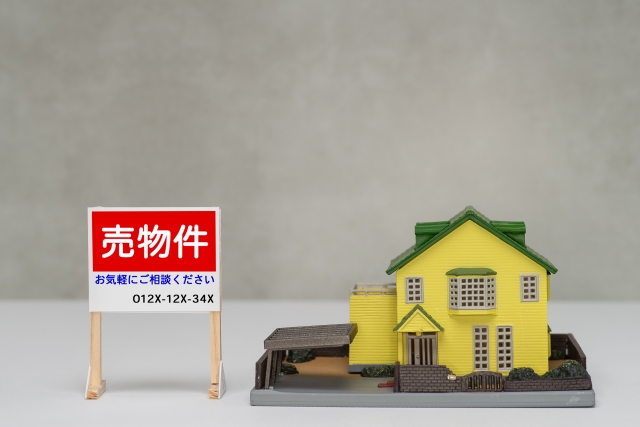 家の模型と売物件の看板