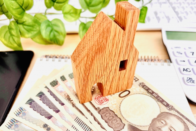家の模型と現金