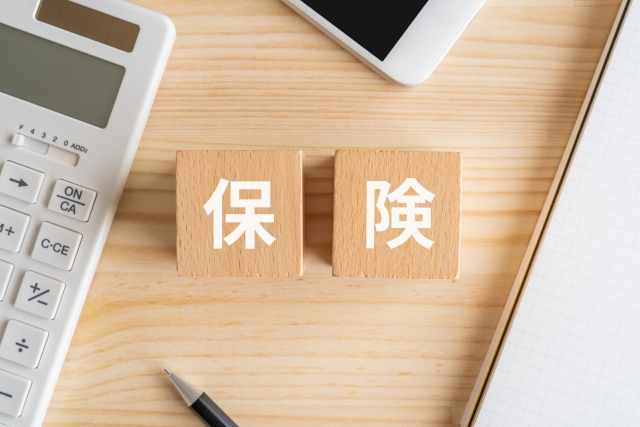 保険の文字ブロックと電卓