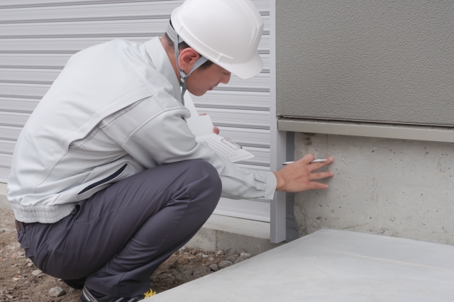 住まいを点検する作業員