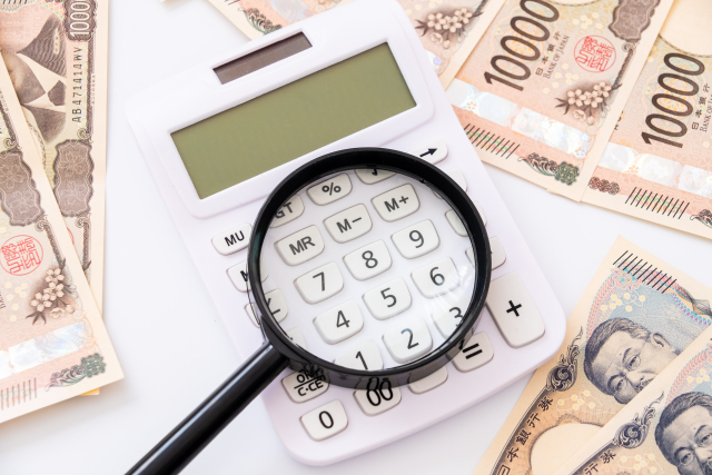 計算機と虫眼鏡とお金