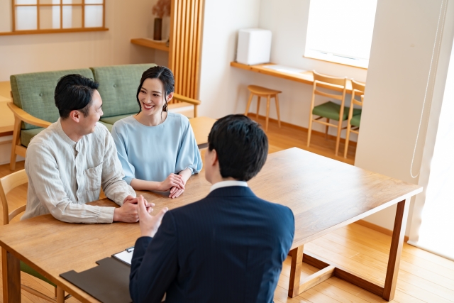 営業担当に相談する夫婦