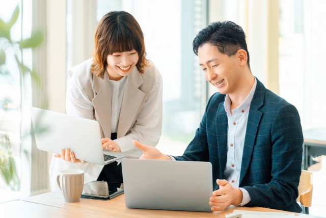 営業担当に相談する男性