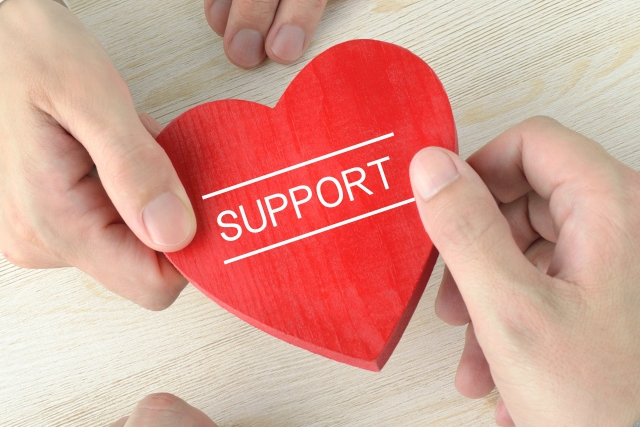 SUPPORTの文字列を持つ手