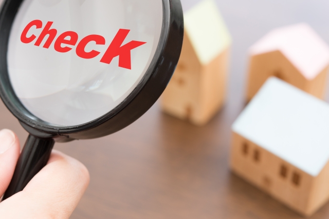 虫眼鏡と家の模型