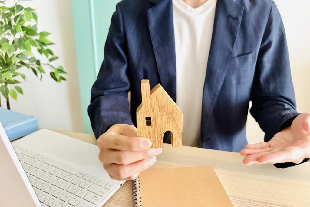 家の模型を持った男性